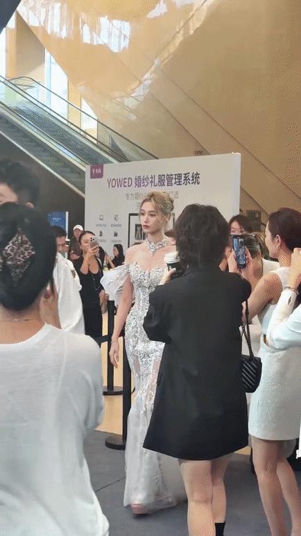 以前总觉得明星高不可攀，现在发现他们其实跟我们差不多高。
最近看到一些明星的生图