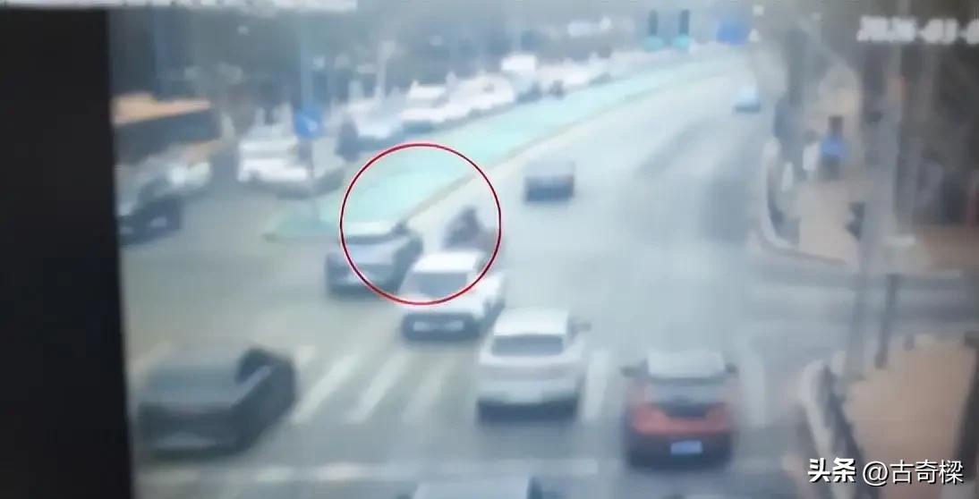 不讹人！但希望各方承担起应尽的责任。大连67岁大爷闯红灯致三车连撞，家属发声
 