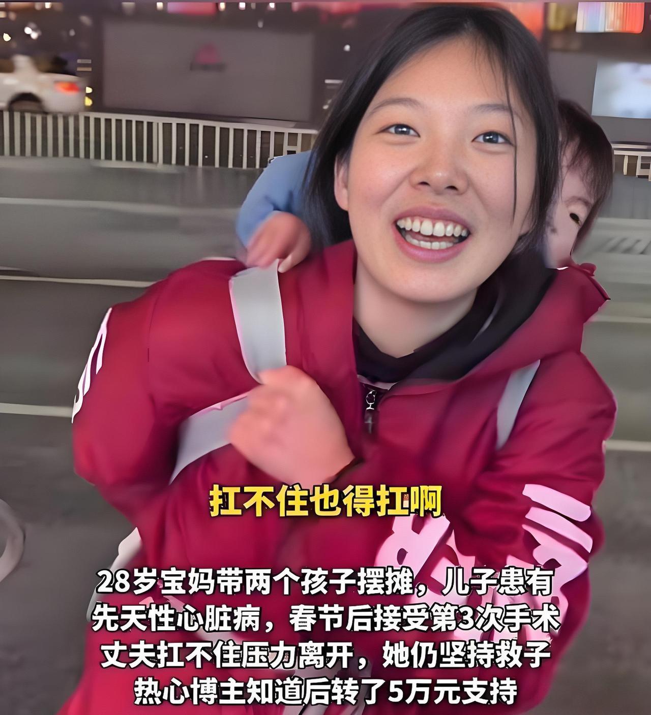 重庆街头，28岁的林静带2孩子深夜在路边摆摊，陌生男子上前说：“我吃这个不给钱，