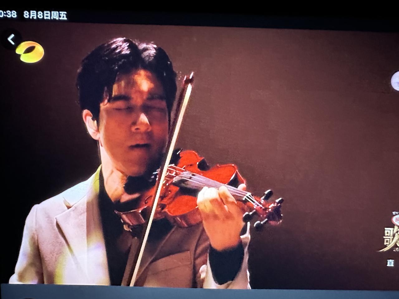 王力宏真的为单依纯加分了！
小提琴一响，一切都有了不一样的精彩。
王力宏唱的太好