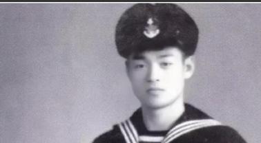 1948 年，19 岁穷少年闯入军区大营，直言前来寻找生父。许世友快步走出，看清
