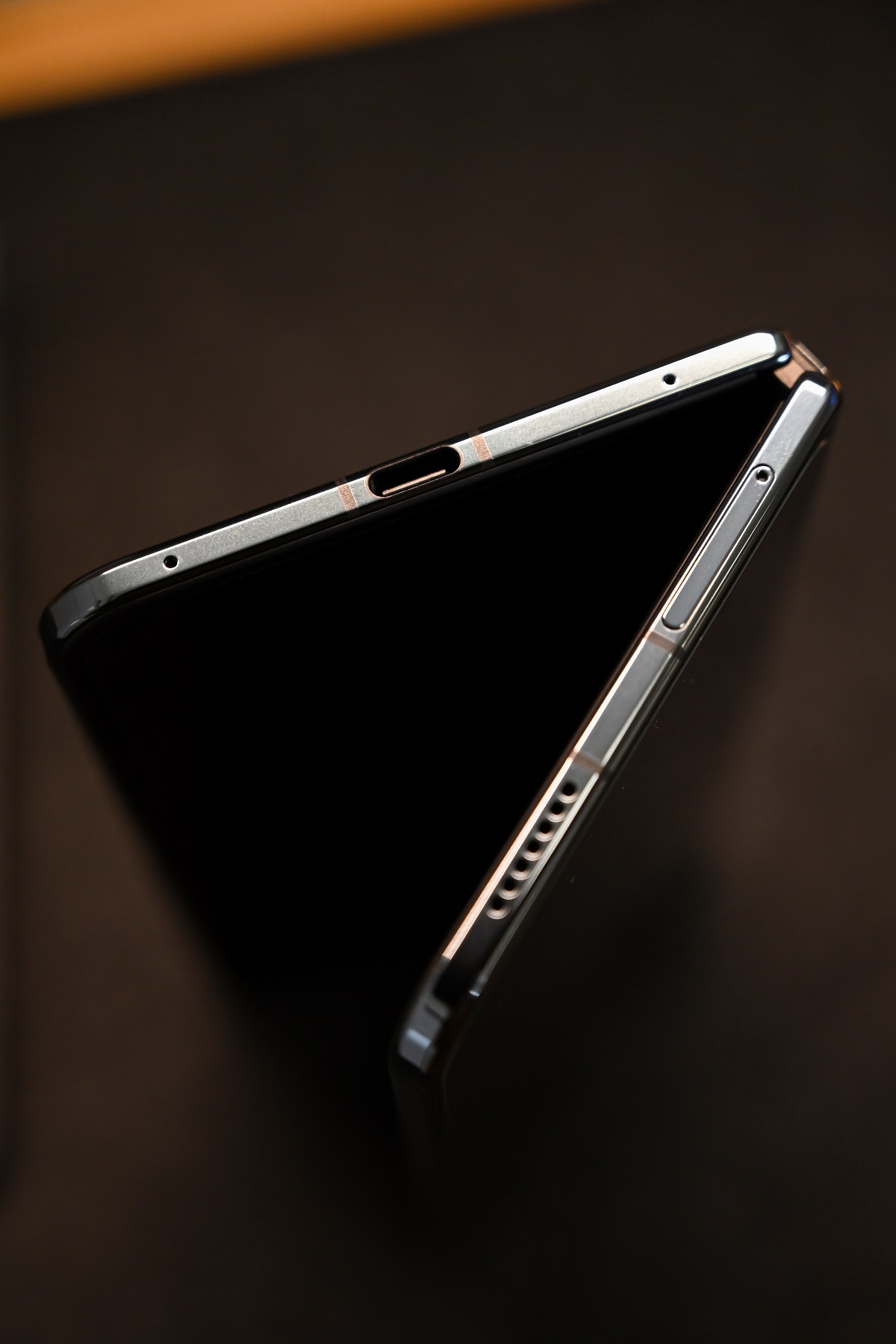 黑色的vivo X Fold6，一如既往的质感，背面不是普通的黑色，带有竖向的黑