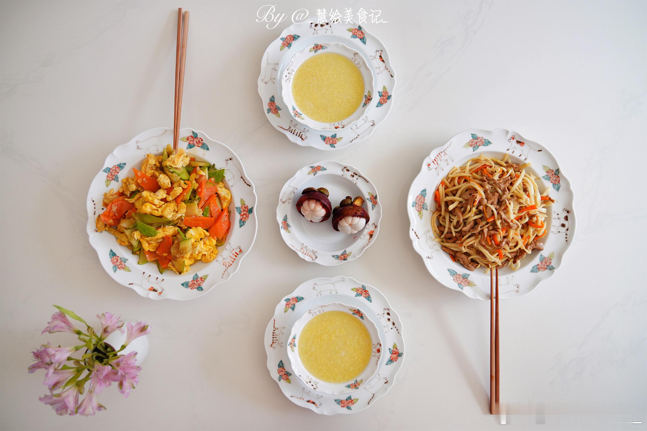周三早[鲜花]早餐西葫芦炒鸡蛋、茭白炒肉、小米粥、山竹~ ​​​