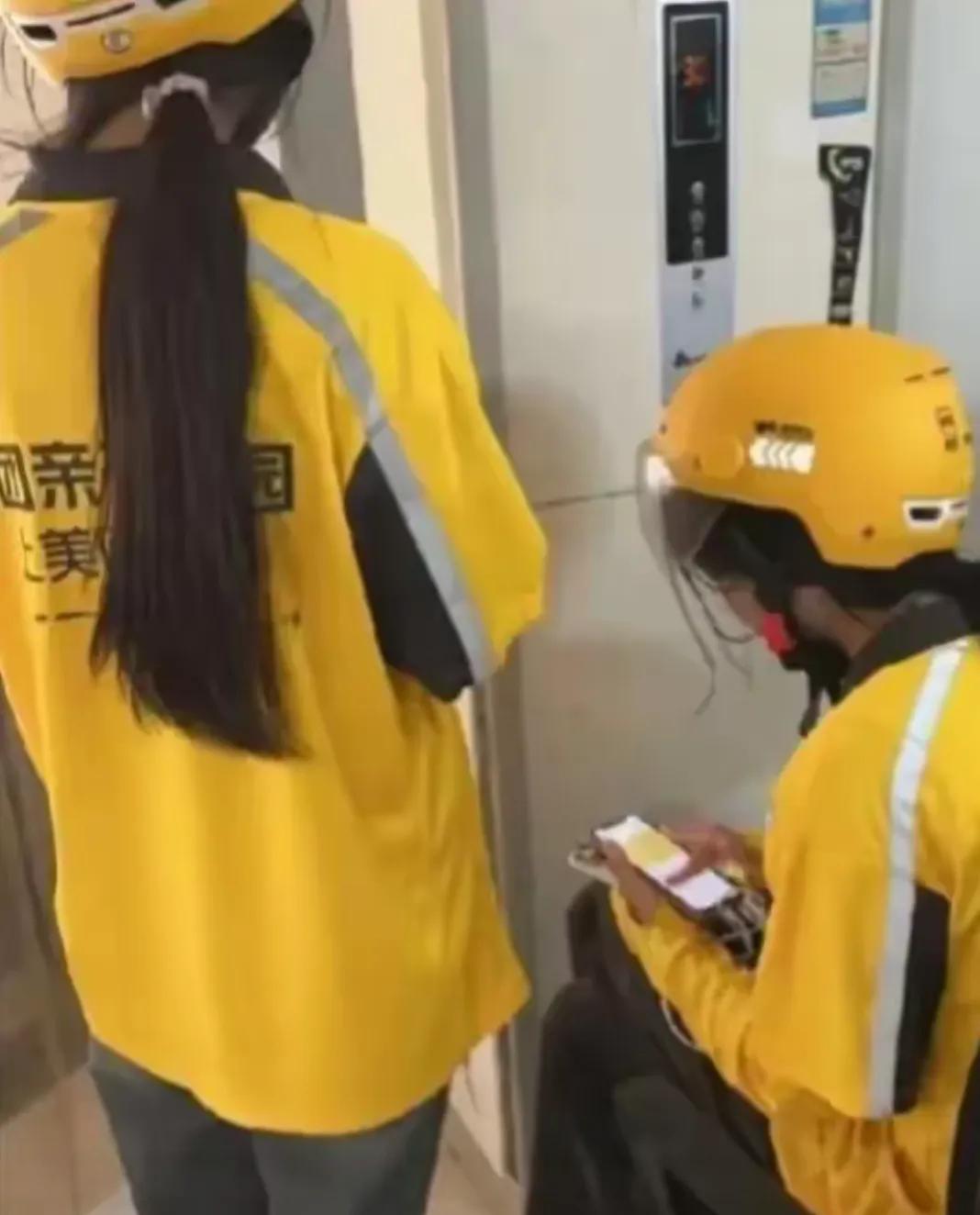 越来越多的女性去送外卖了。
问了几个女外卖员，她们大多都是30岁左右的家庭主妇，