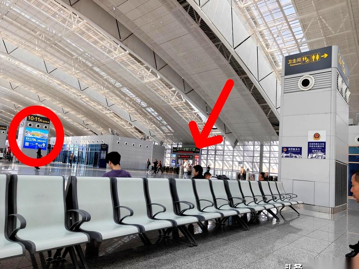 济南东站这事儿，真是让人开了眼。
无数乘客喊了八百遍，说检票口藏在犄角旮旯里，跟