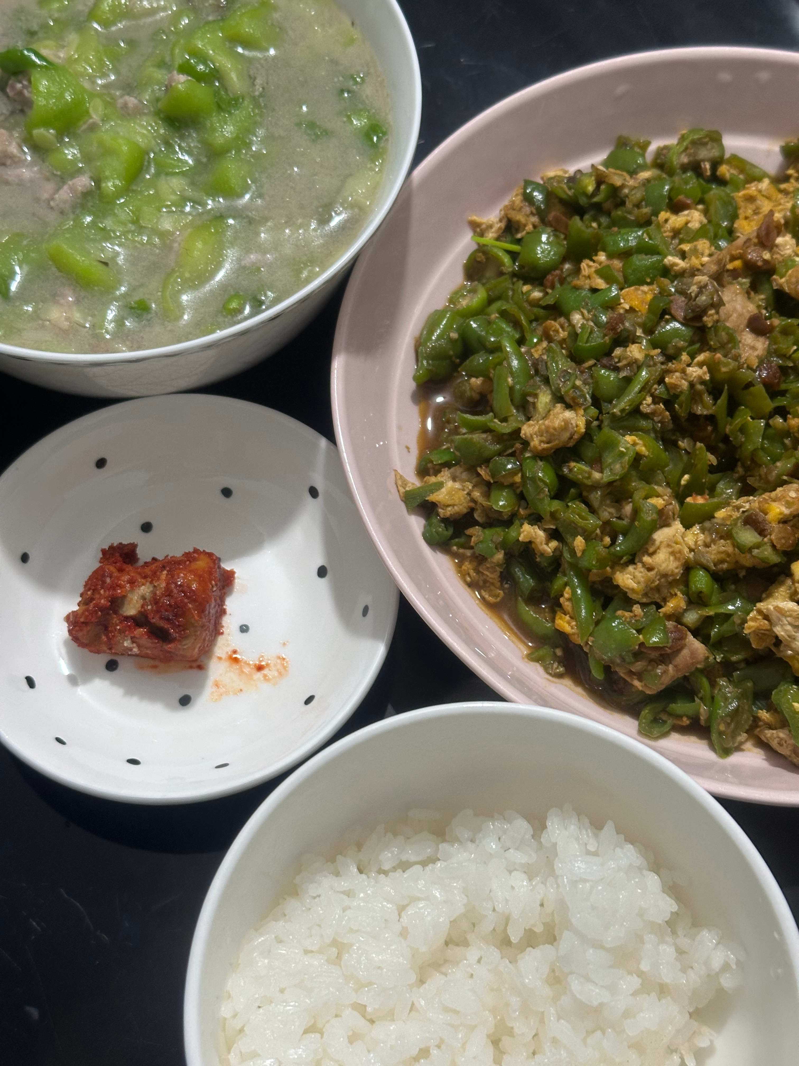 哎哟例假第一天 做顿饭腰直不起来了