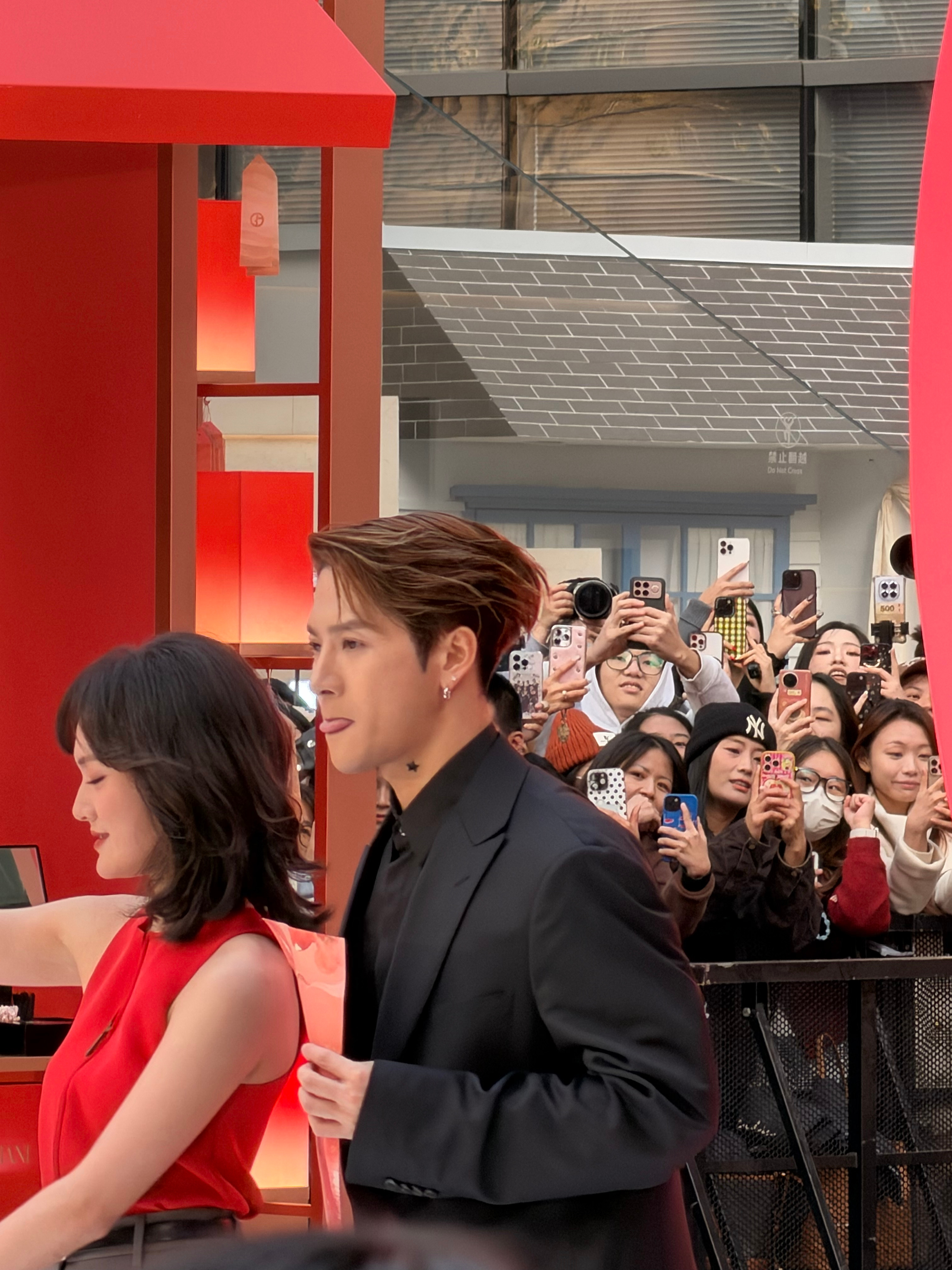 想当美妙的一天啊又被王嘉尔的美貌和幽默折服王嘉尔阿玛尼全球香水代言人 wje王嘉