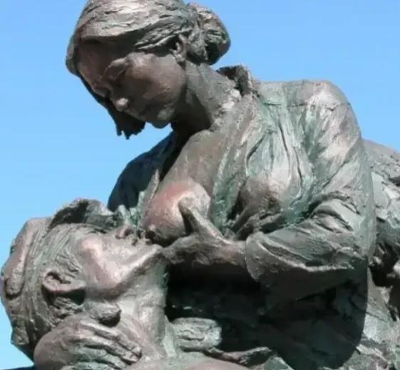 [微风]1941年，山东哑妇用乳汁救活了八路军庄新民。44年后，庄新民离休后去看