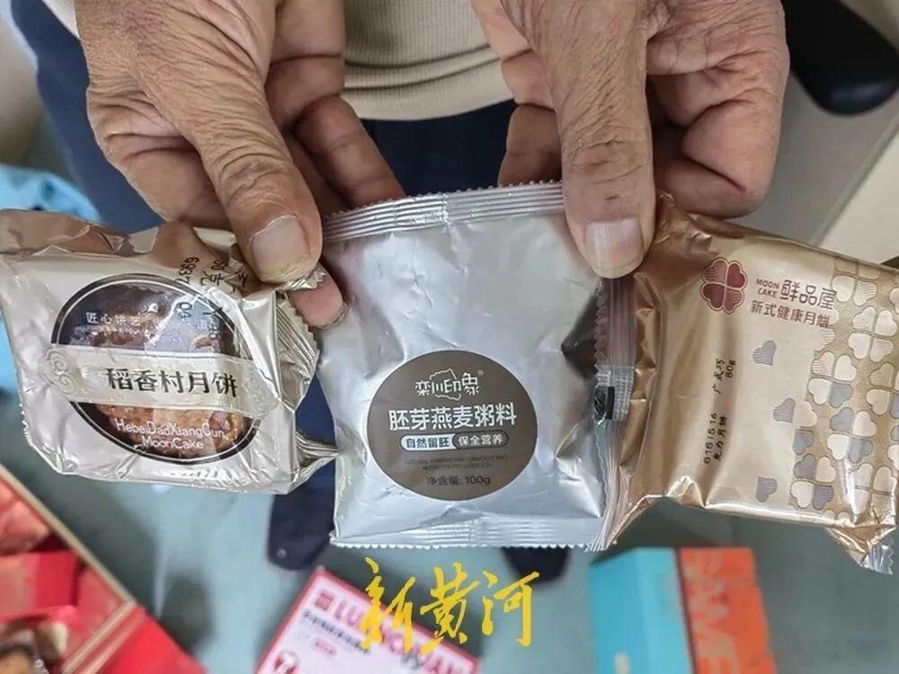 月饼礼盒小包装不印生产日期引争议，商家称合规，消费者存顾虑中秋临近，月饼礼盒迎来