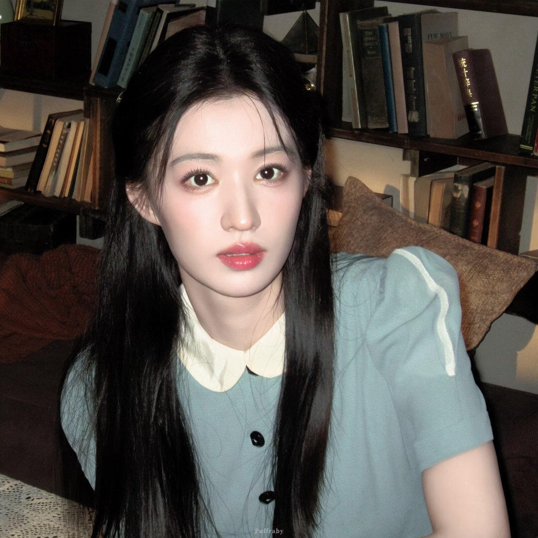 王楚然民国女主具像化 弄堂口的背景是灰墙青瓦，她站在那儿像墨还没干透的工笔画。有