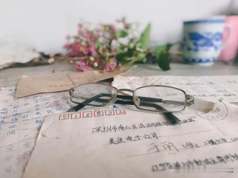坐在村口的大榕树下，三五个村阿婆摇着大葵扑扇，又在家长里短讨论着村里的八卦。
谁