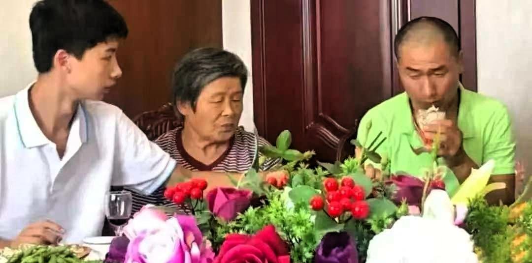 庞众望说，我爸教我的，比书本还多。
 
庞众望的父亲患有精神分裂症，发病时会情绪