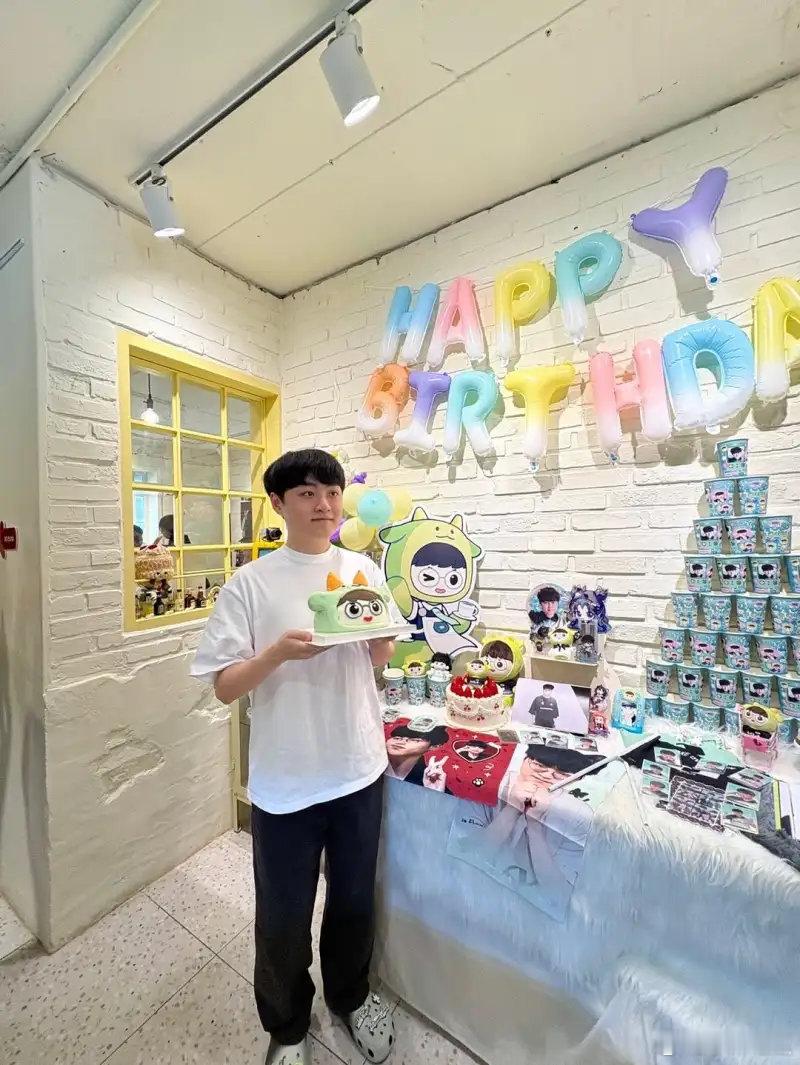 ShowMaker社媒晒生日照，并配文：“去年和今年都有许多粉丝为我庆祝生日，真