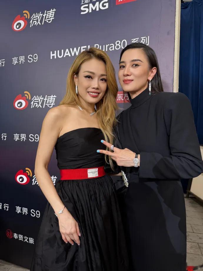 宋佳和佟丽娅一起出席时尚活动，两位的关系很不错，看起来像一对时尚的姐妹。 ​​​