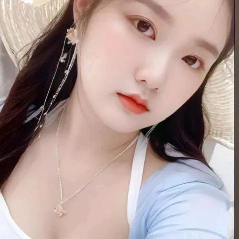 温柔如水的少女，静谧而美好。