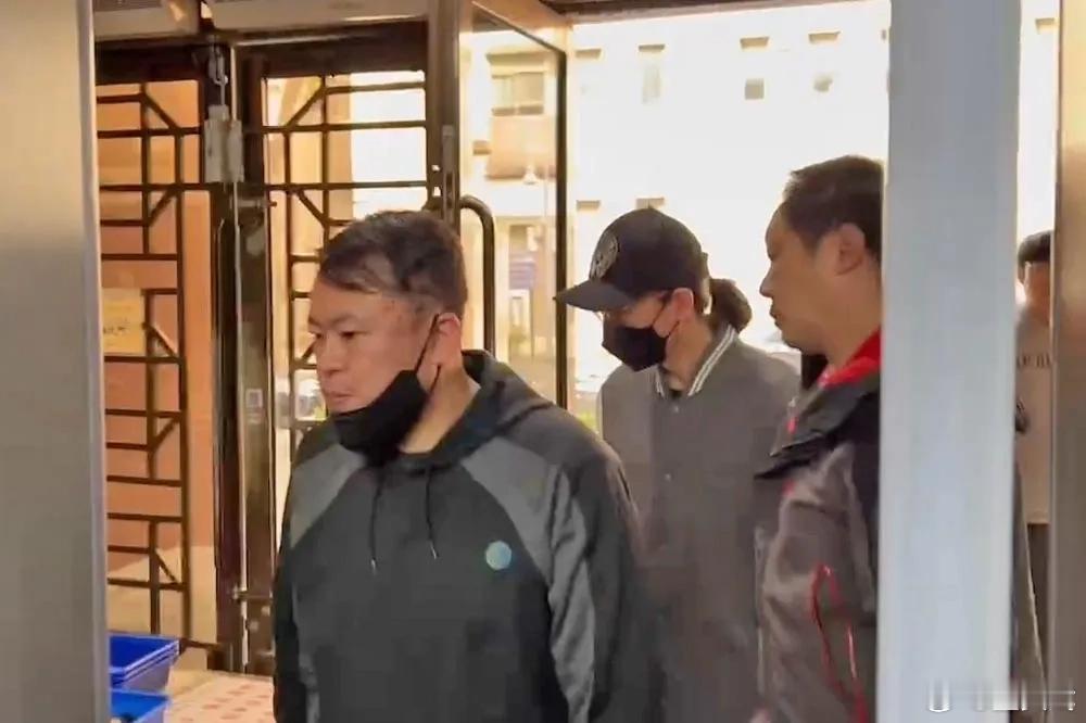 李威改采无罪答辩 据台媒，艺人李威于北市精舍命案被控言语助势、涉犯帮助强制、帮助