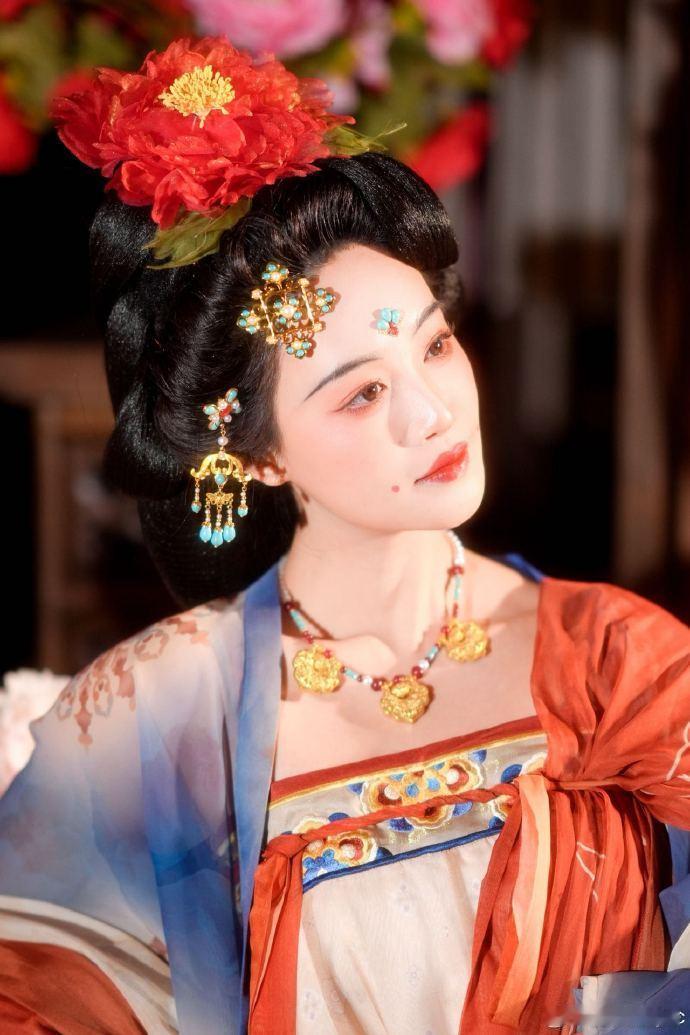 蓝盈莹盛唐嫡长女 瞧蓝盈莹这盛唐嫡长女的扮相，华服珠钗衬得她雍容华贵，古典美溢出