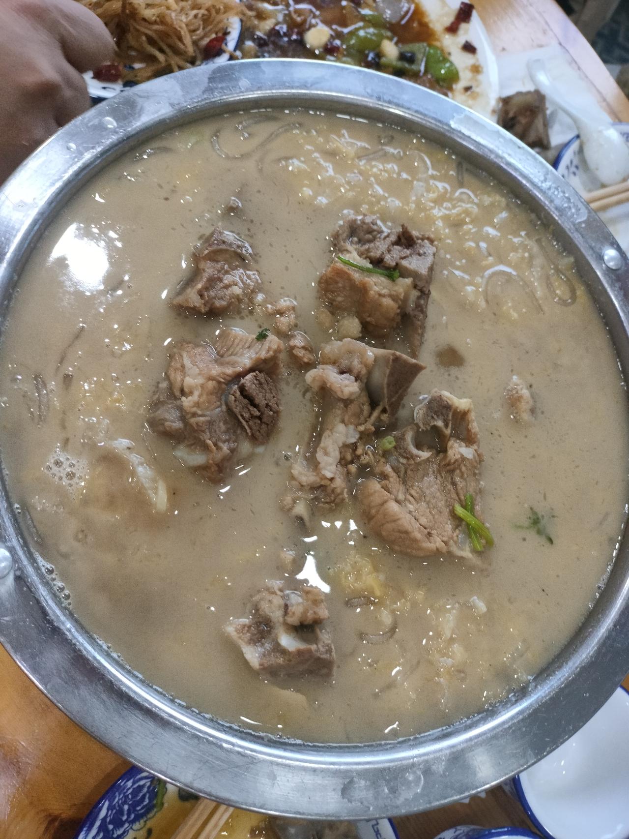 夏天吃一锅，排骨炖酸菜，非常爽！
伏天是最热，但是吃一锅排骨炖酸菜，虽然在空调的