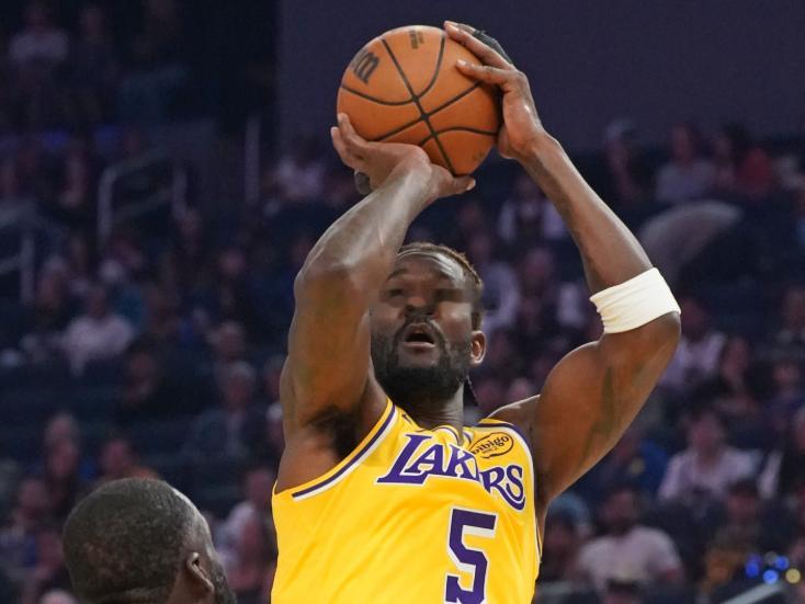 NBA常规赛，湖人今日主场105-99战胜勇士。本场比赛，湖人中锋艾顿原本不在伤