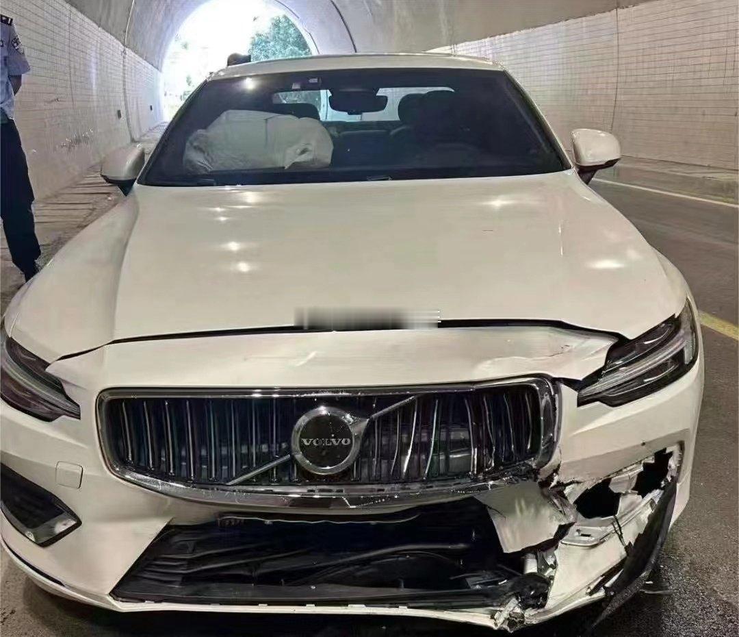 沃尔沃这么撞一下，修复费用得几万啊？？？