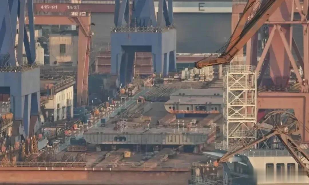 在建的0-76装了电磁弹弓，应该也是弹射无人机的，估计有人的固定翼舰载机不会上舰