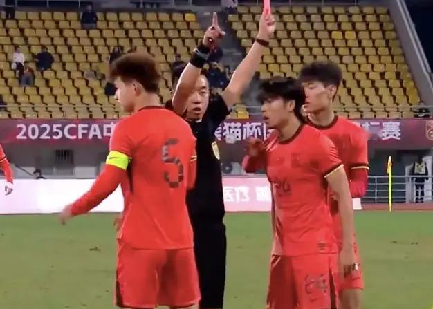 “技不如人，智还不如人”这球还怎么踢。中国U22VS乌兹别克斯坦，汪仕钦的红牌真