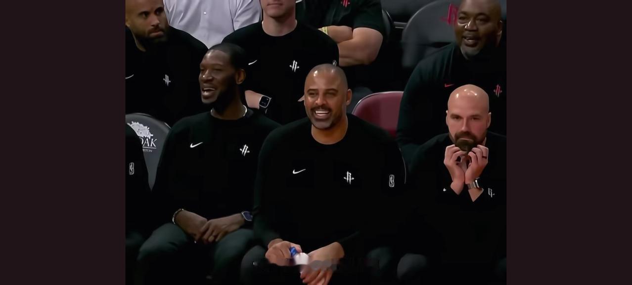 今天火箭137:109主场大胜篮网，迎来新赛季首胜。这场比赛应该重点表扬两个人。