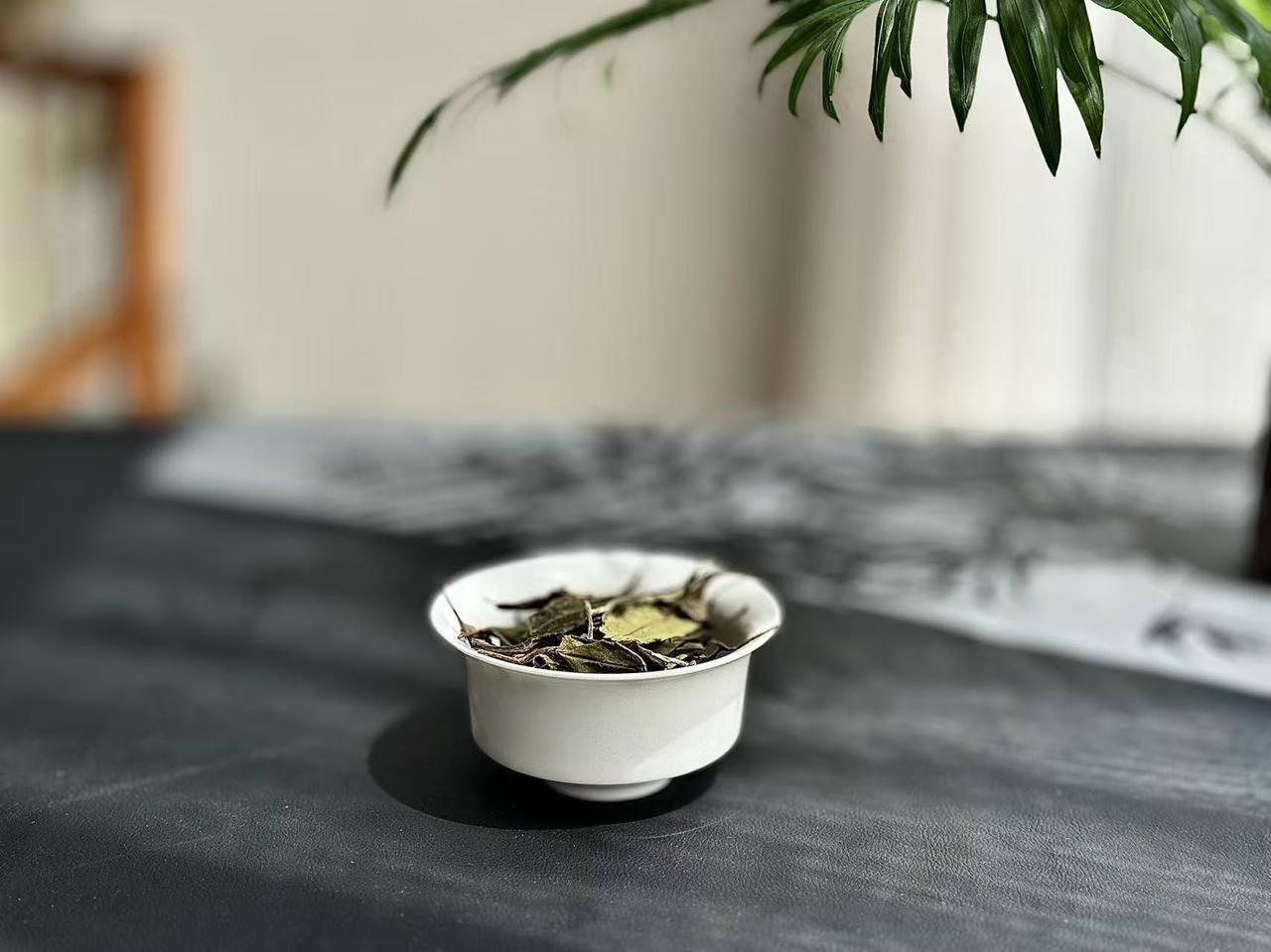 每天多喝淡茶水有什么好处？
好处一、补充水分。
秋燥渐起，经常感觉皮肤干燥、咽喉