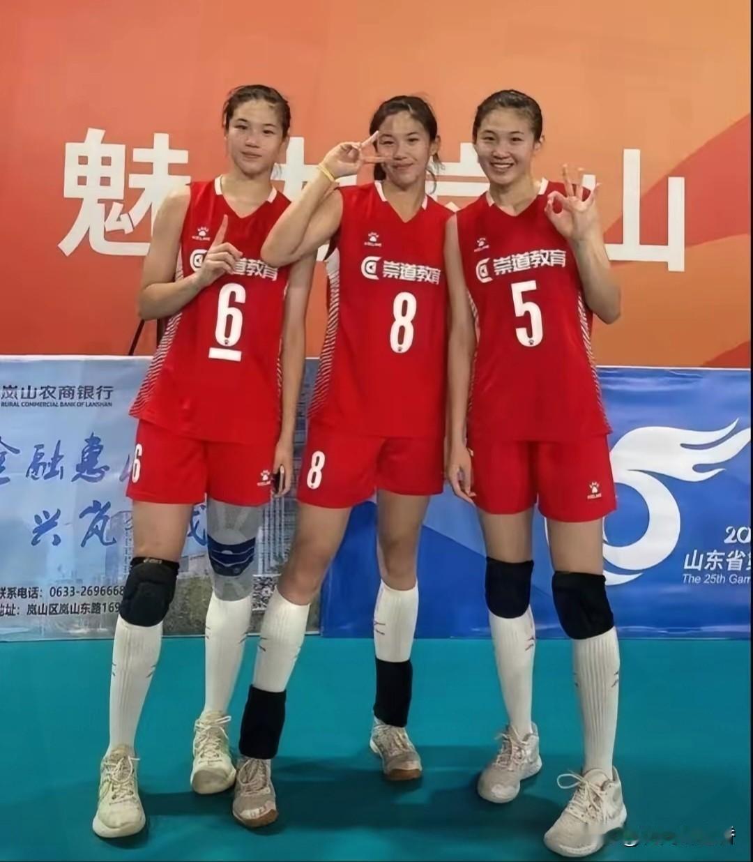 排坛罕见！
三胞胎姐妹同打职业排球，
位置互补默契拉满引热议…
 
排坛现稀罕事