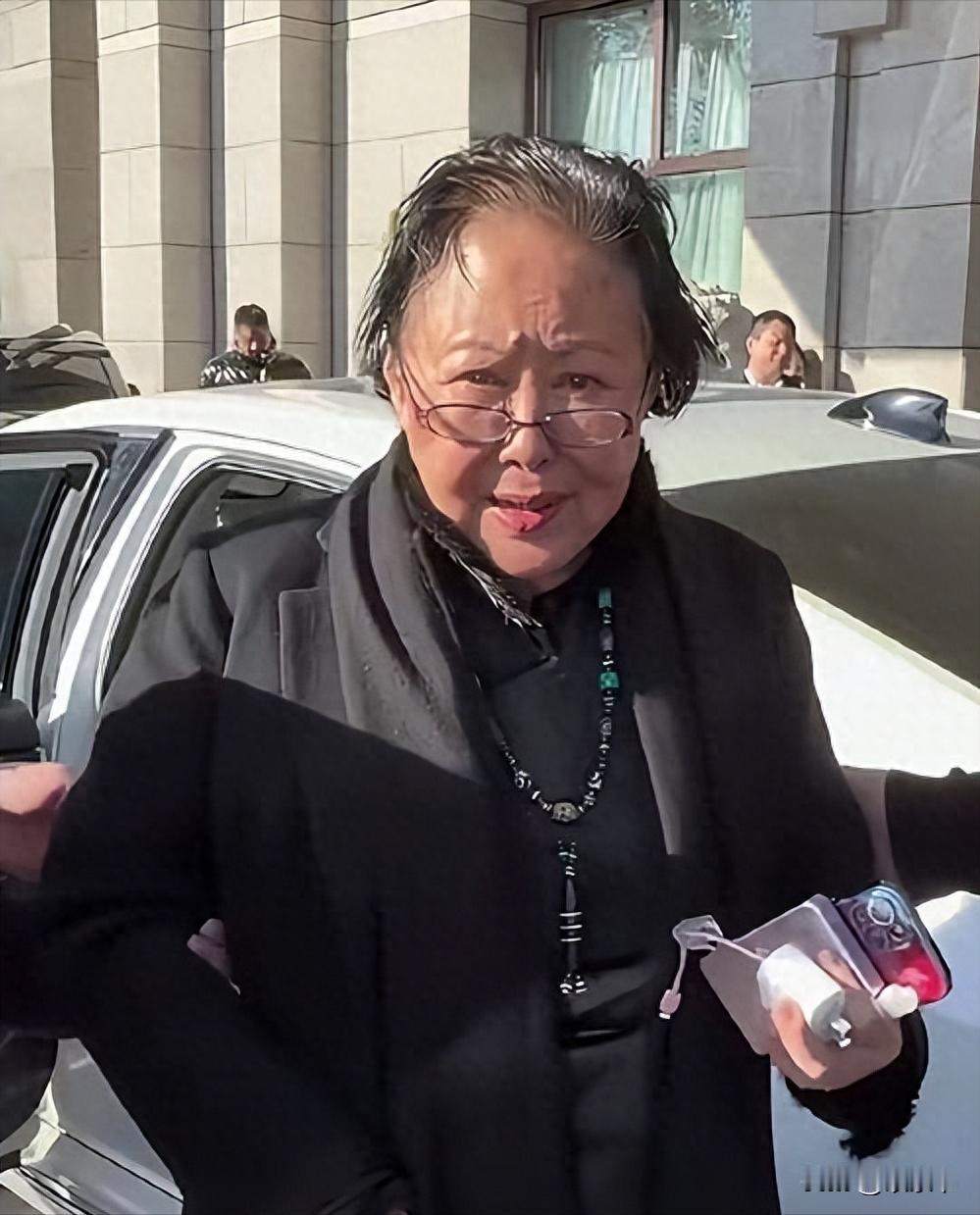 3任丈夫皆离世！斯琴高娃忍痛归国，儿子年少走过弯路，曾身陷牢狱；晚年告别瑞士的生
