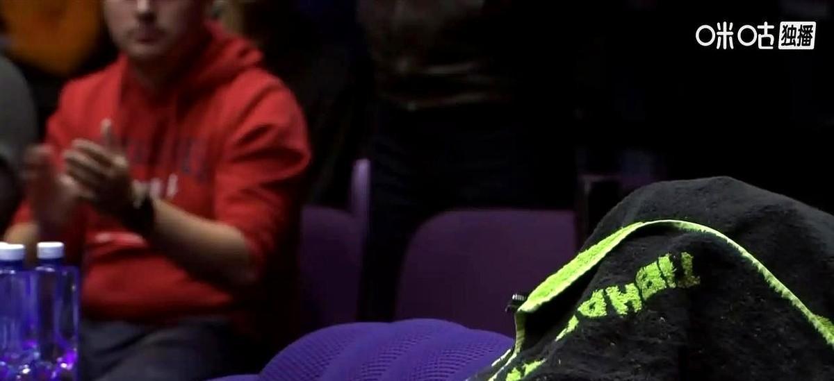 他曾因输给弟弟陷入低谷，手腕植入钢钉，三年不敢碰球。
但巴黎奥运会的鼓点，让他每