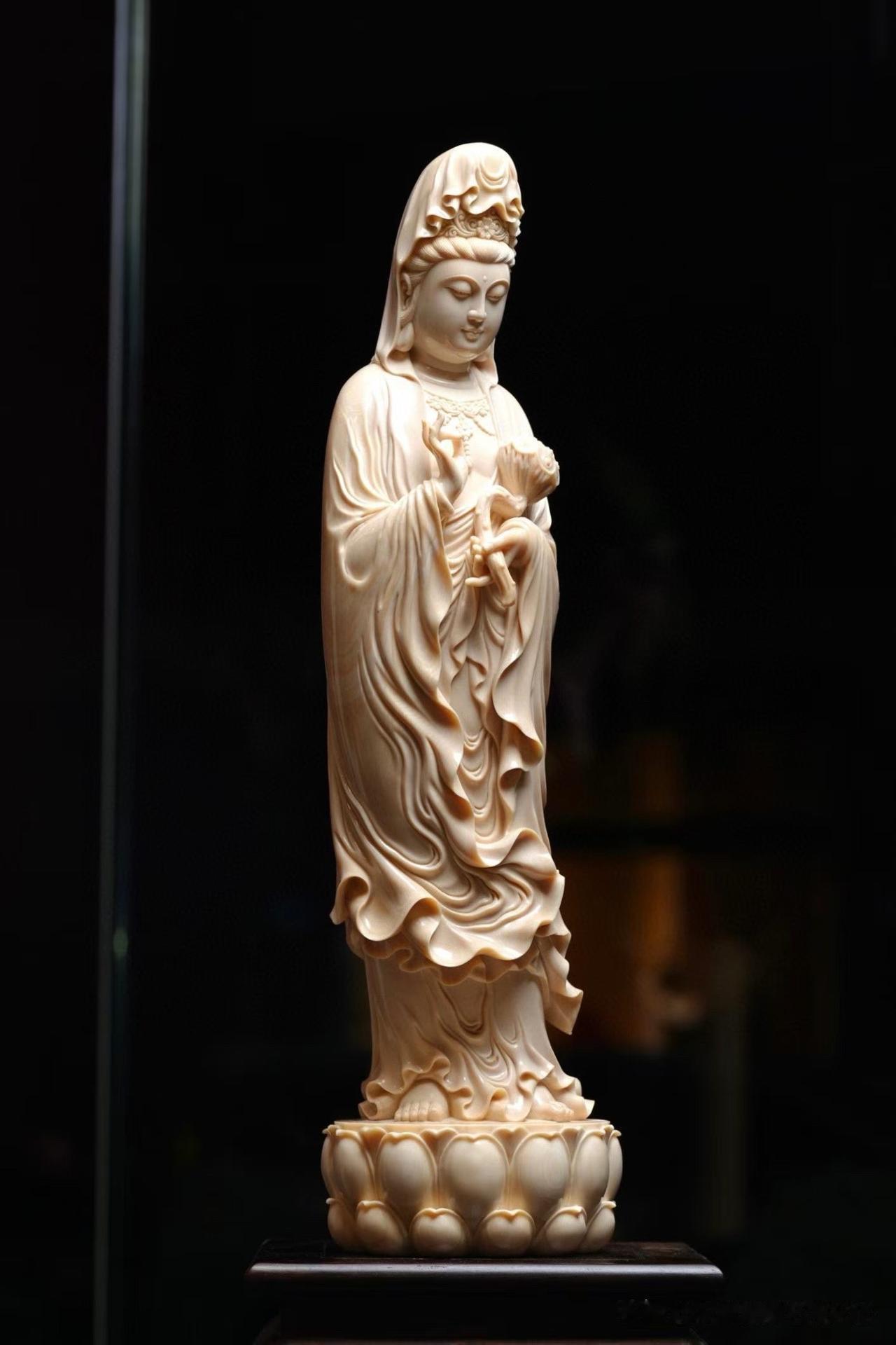 未闻梵音，先见莲影。

持莲观音静立莲台，低眉垂目，神情安然。衣袂层层翻卷，如清