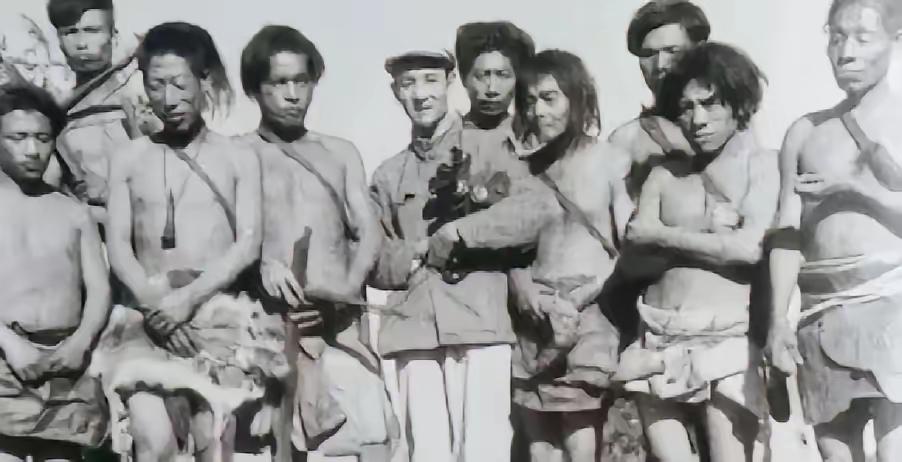 1950年解放军进山，发现四万与世隔绝同胞，千年苦难终被新中国改写
 
1950