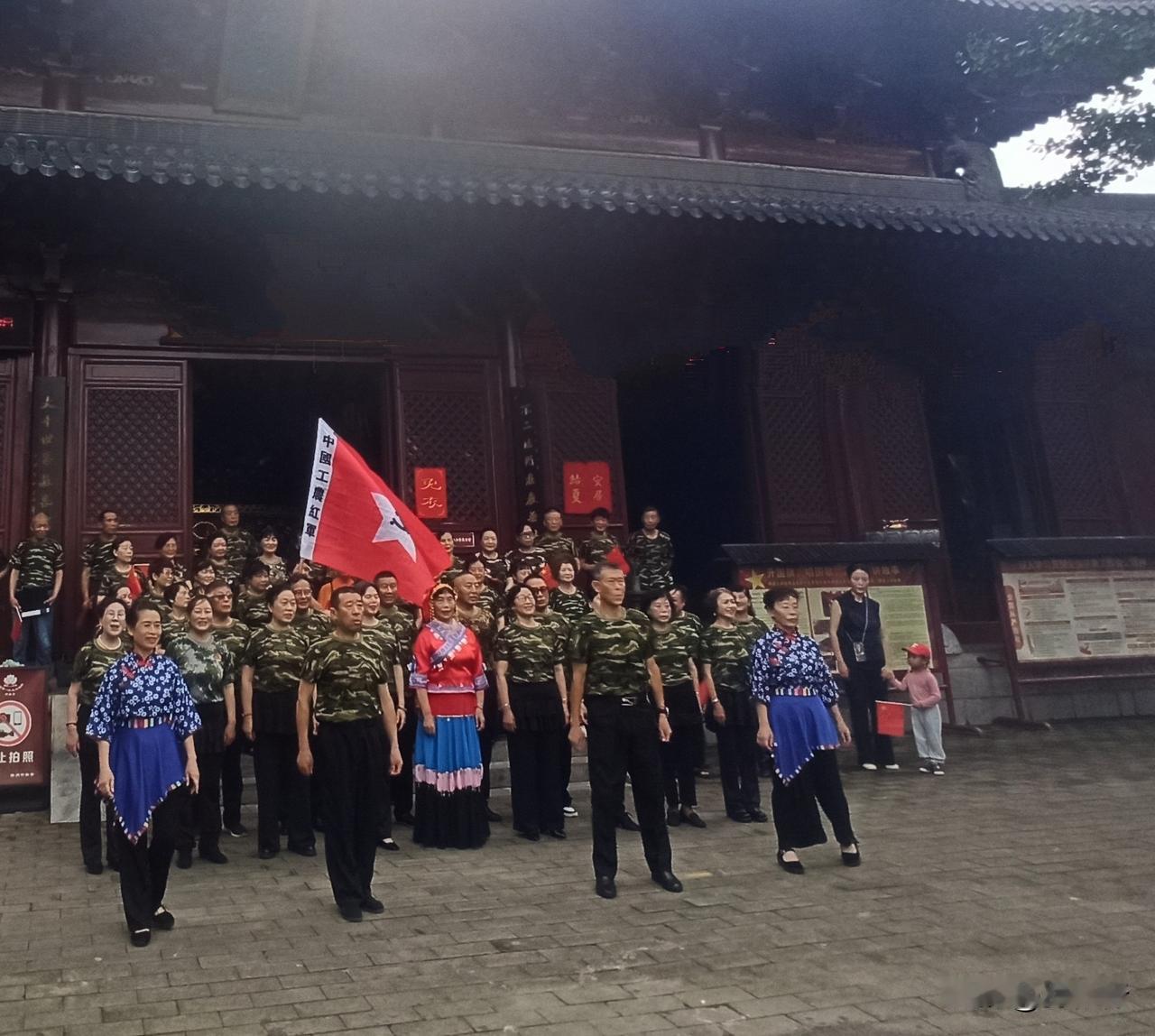 在八一建军节到来之际，徐州民间文艺团体举办专场演出，重温当年工农红军的光辉岁月，