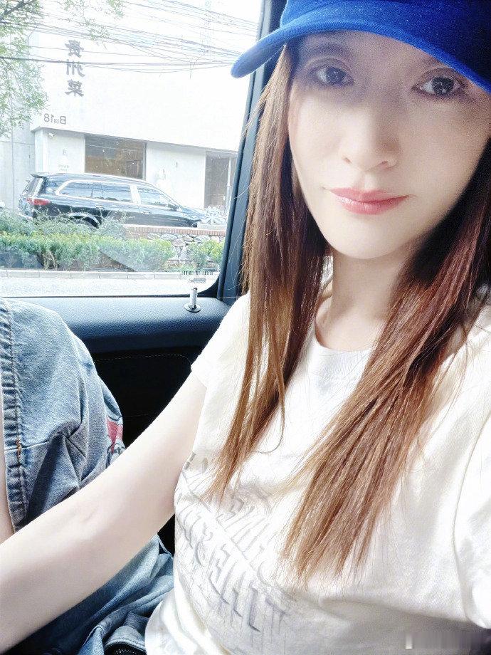 李小冉也是碧梨粉丝 七夕的惊喜发现！李小冉穿的是碧梨的周边，妥妥的追星女孩标配！