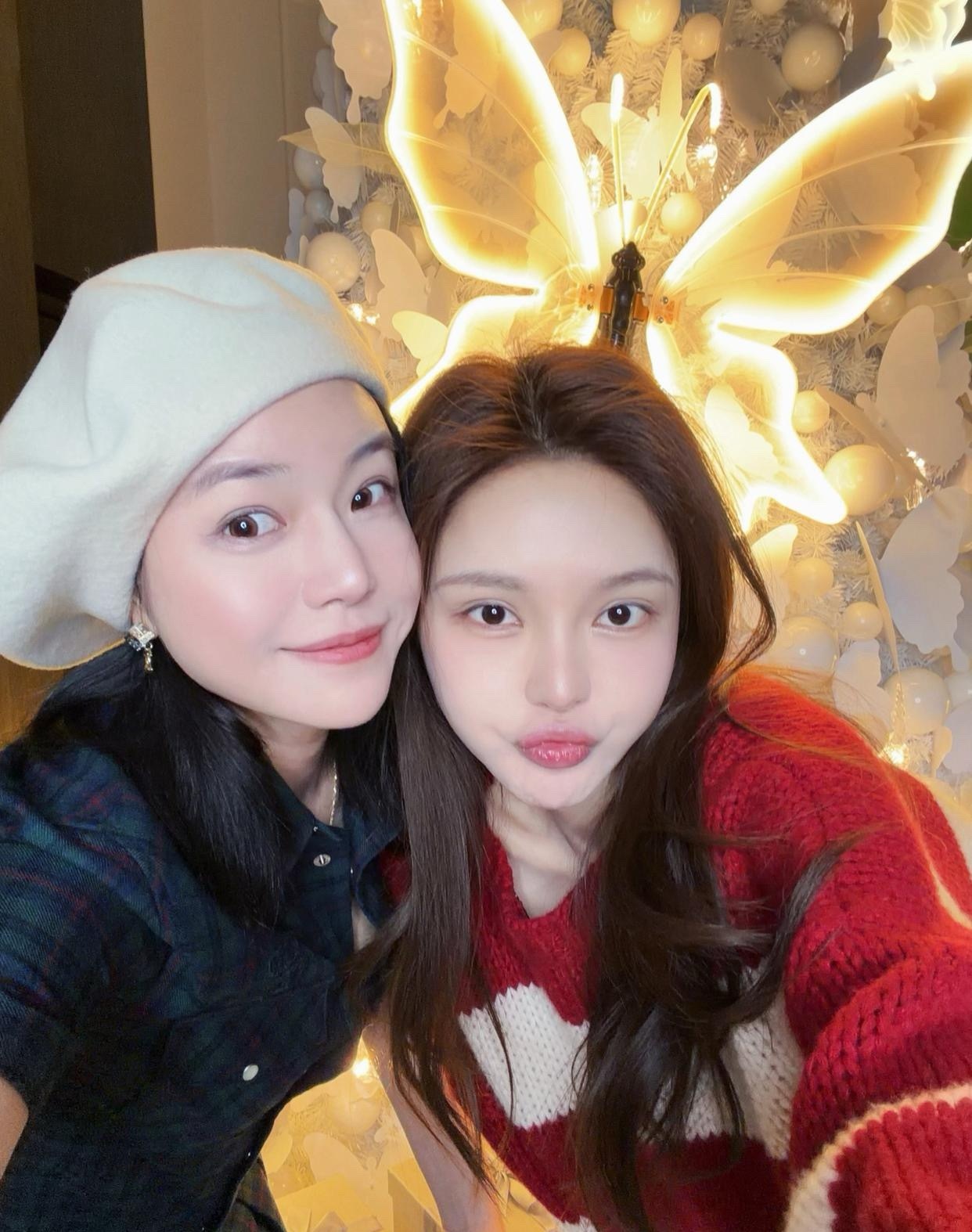 陈妍希好忙，这边和周扬青一起过圣诞节，那边又和潘玮柏老婆宣云以及好友一起庆祝圣诞