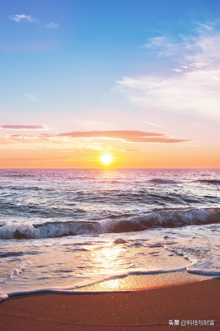 看朝阳从海平面跃起，把山海都染成温柔的金色。
原来春天的美好，都藏在这一场日出里