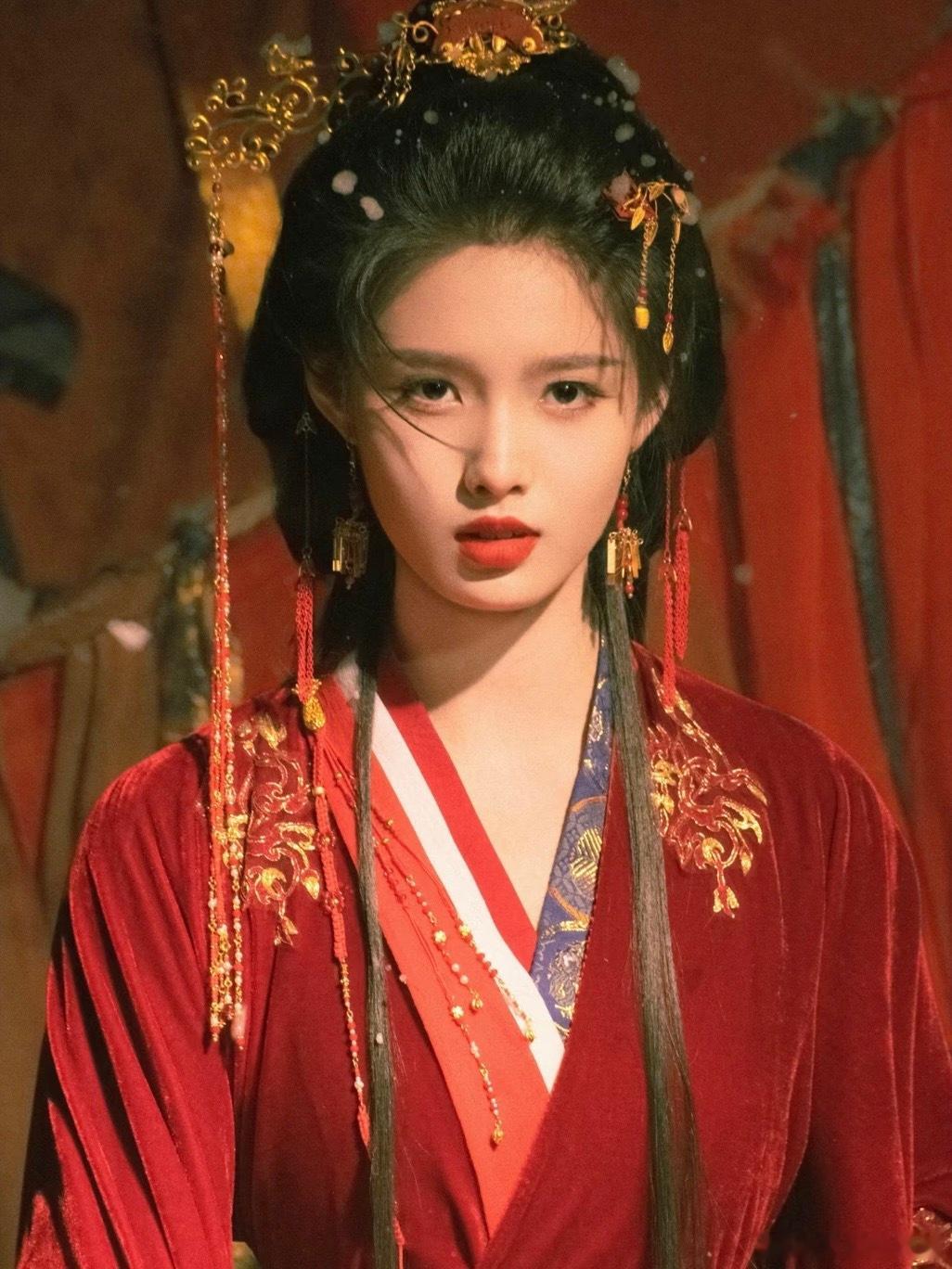 雀骨艾米成在逃新娘大婚当天想跑路的新娘子碰上美强惨世子，这契约夫妻我先嗑为敬！雀