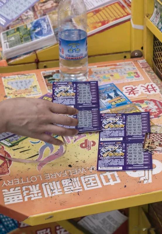 男子陪女友逛街买刮刮乐中80万元 陕西渭南的小王陪女友逛街时买刮刮乐，中了80万