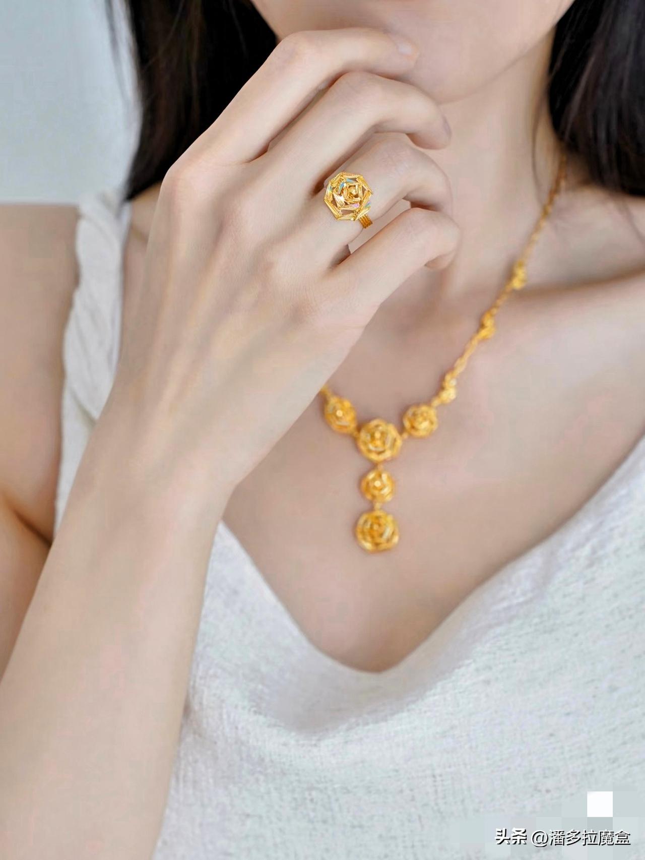 又降价了，下午三点多，实物金价大跌，金店里一只48克金镯子只要57000元，按4