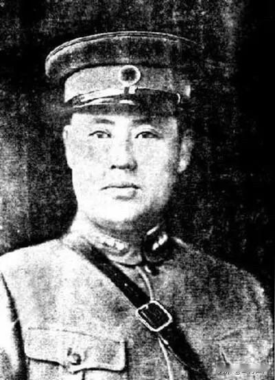 在1949年那个寒风刺骨的北平城，华北“剿总”总司令傅作义手里握着25万重兵。按