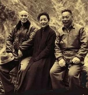 那时在台湾，蒋经国与他的老爸蒋介石和二妈宋美龄在一起的情景…
蒋介石风景地