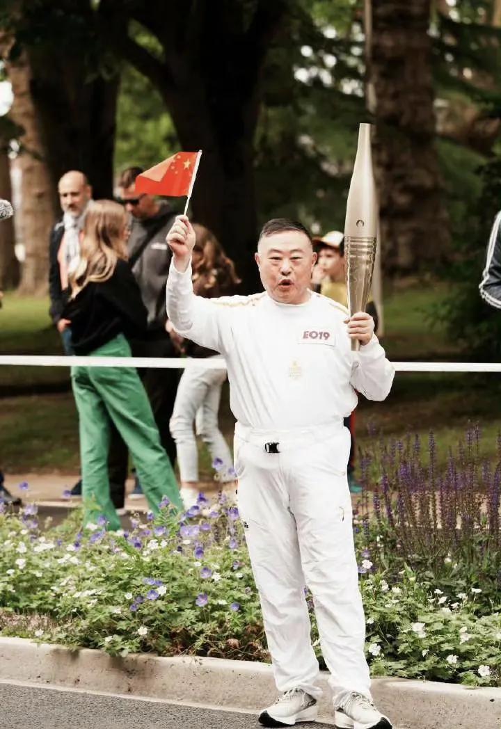 好吧，刚才看猛了，还以为举着RPG火箭弹。

巴黎奥运会的圣火设计，相当有创意。