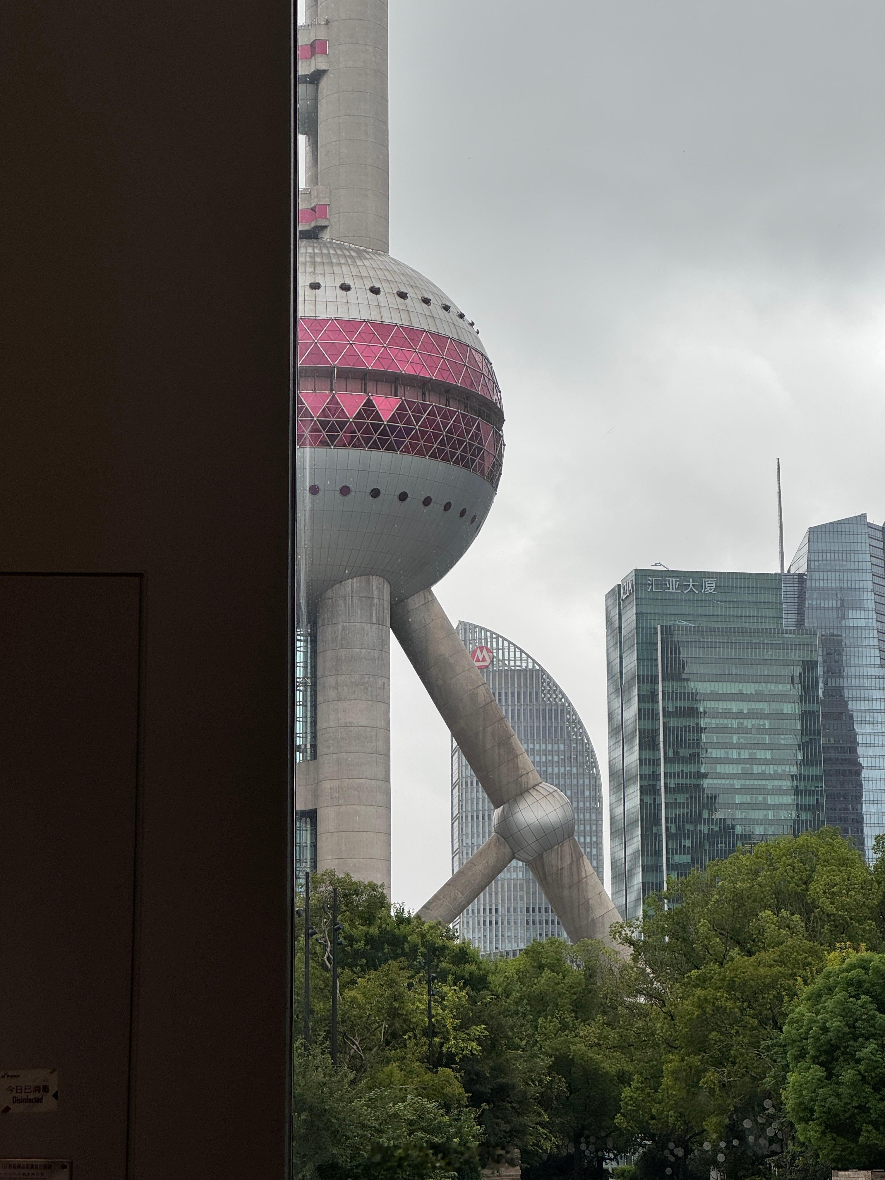 两个半小时，看完了莫兰迪。补充点能量，三楼看建筑展。 