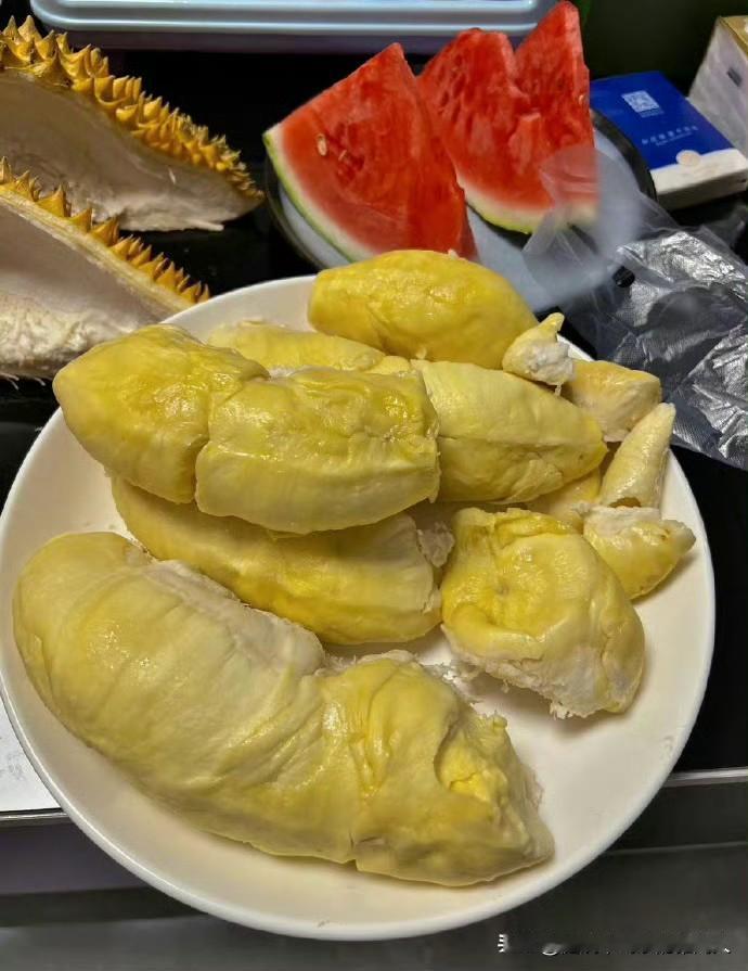 今早十点刚收拾完家务，手机就弹出儿媳妇的语音：“妈，忘了跟你说，冰箱里的榴莲是特