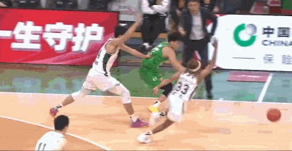 CBA的裁判水平真的让人无话可说，太无语了！

这个球莫兰德传给鄢手琦后，同曦队