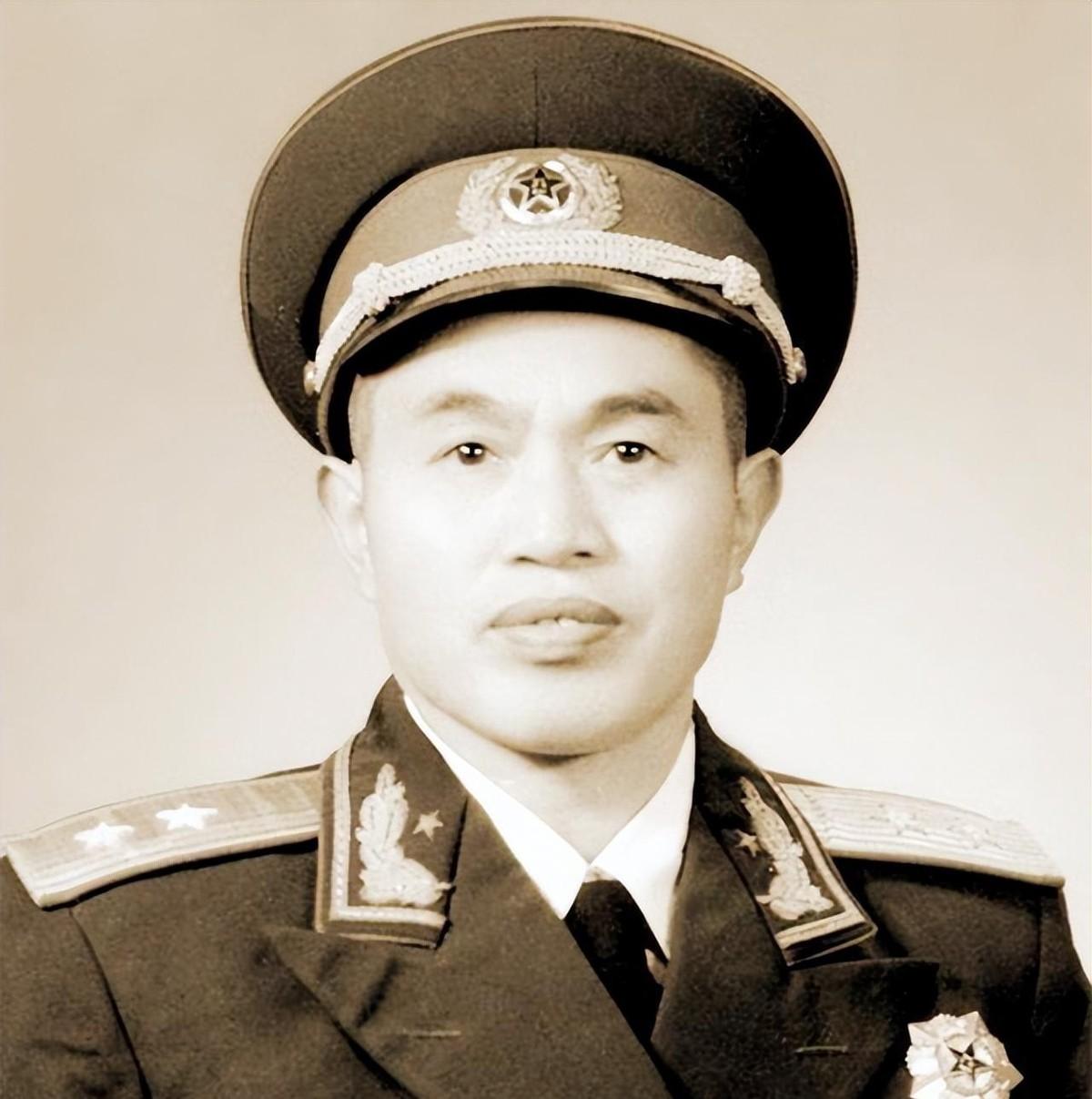 阳光下饲养员辛苦铡草，皮定均发现后让团政委过来，严肃下令：你现在给我在这里站一小