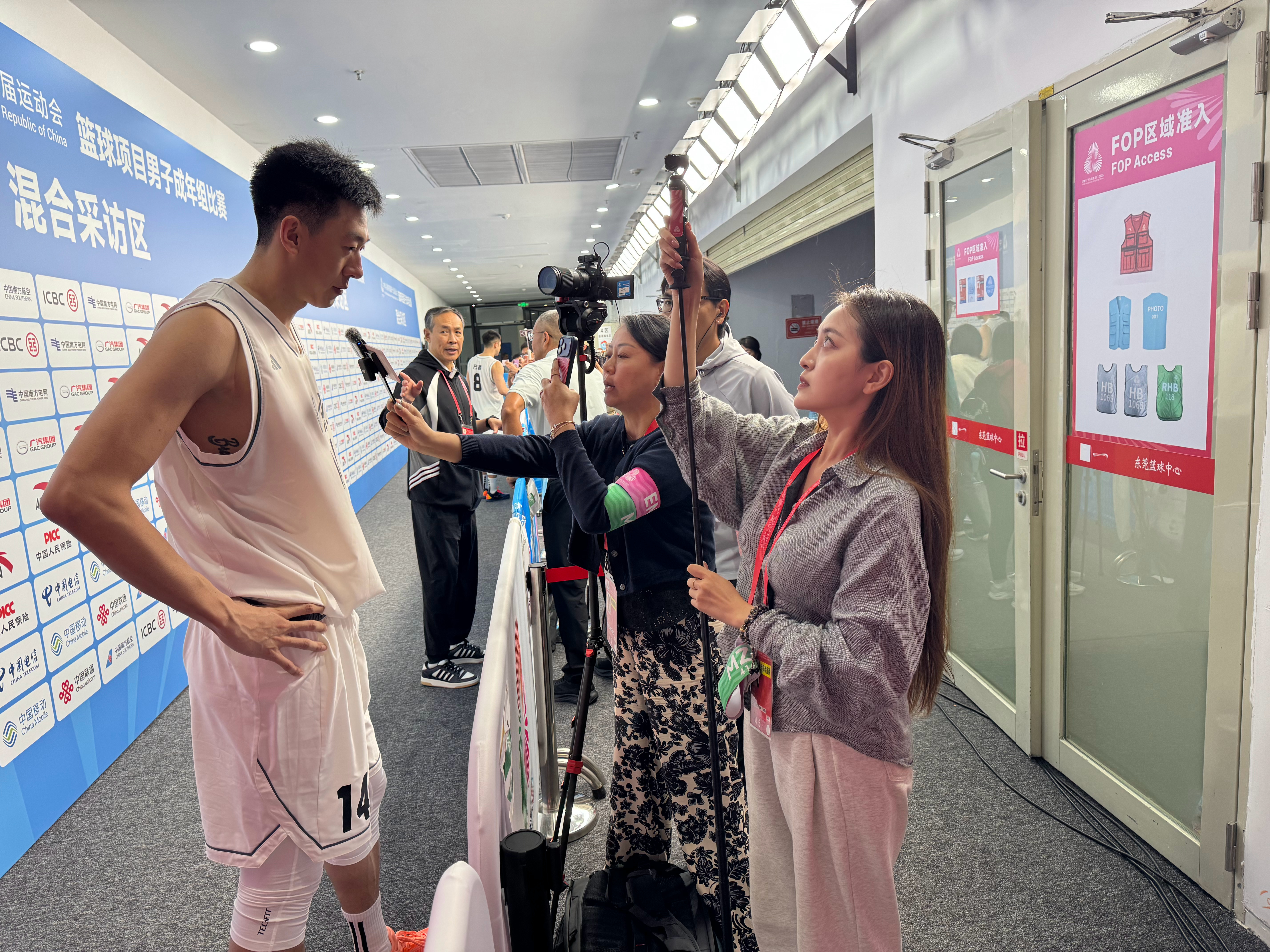 混采区接着高举杆子[柯基]  ​​​