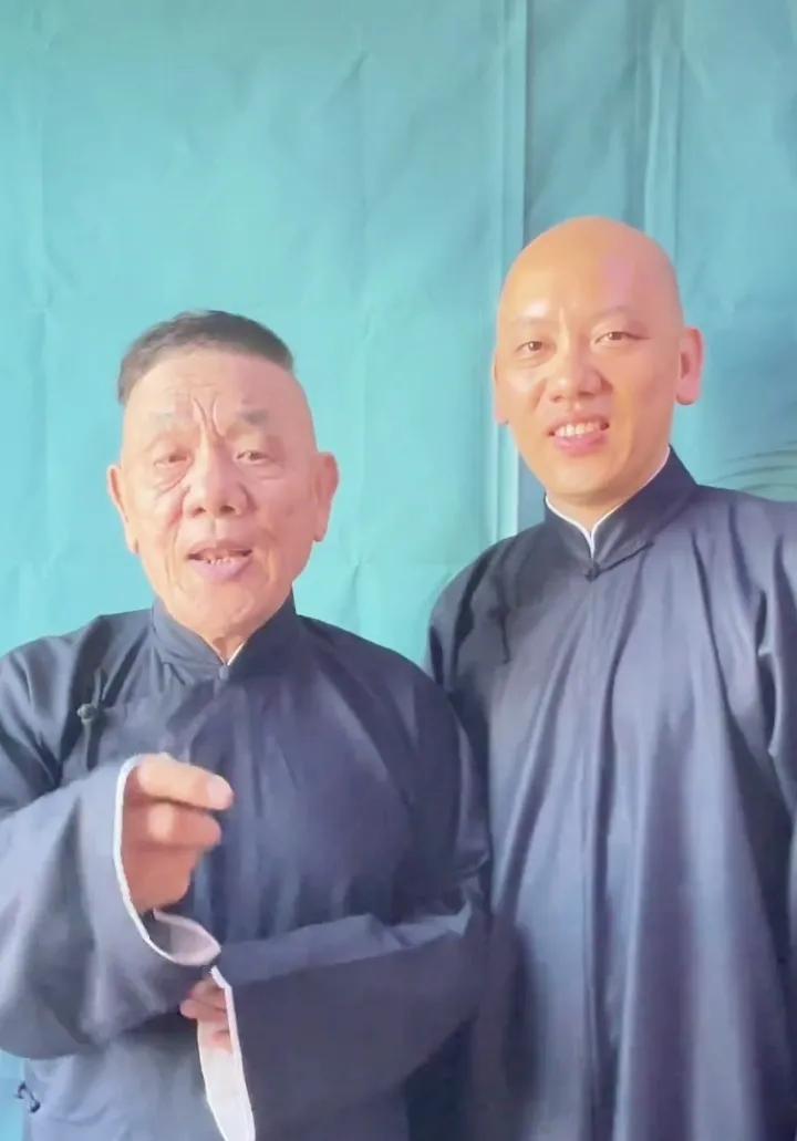 这一家三口挺乐呵。
杨进明老了老了没事儿干，现在德云社养老。时不时的参加一下商演