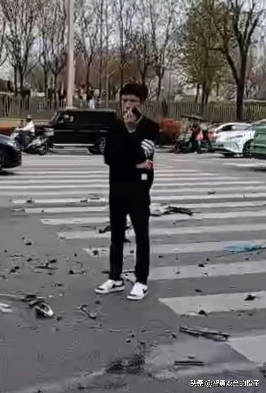 果然是个小年轻，开这么快！

西安，一辆大众迈腾和出租车十字路口发生碰撞，小伙子